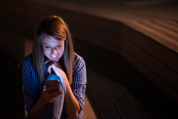 Mujer texting. Closeup joven feliz sonriente hermosa mujer alegre mirando la lectura de teléfono móvil de la célula que envía los sms parque aislado fondo urbano del paisaje urbano. Expresión de la cara positiva emoción humana