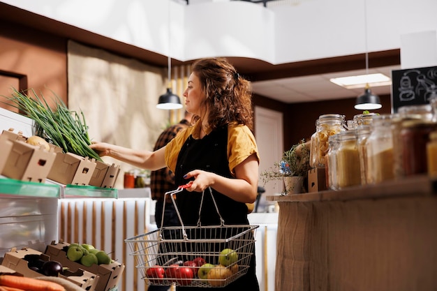 Mujer en tienda ecológica local compra comida