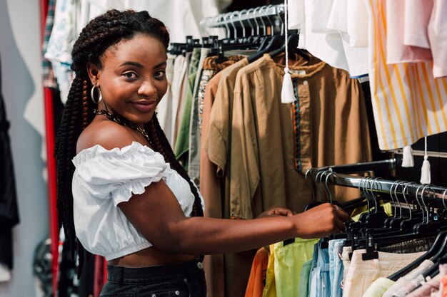 Mujer en tienda revisando ropa