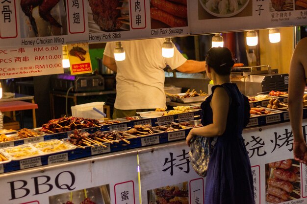 Mujer tiendas de comida