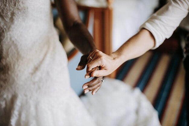 Mujer tiene mano de la novia afroamericana