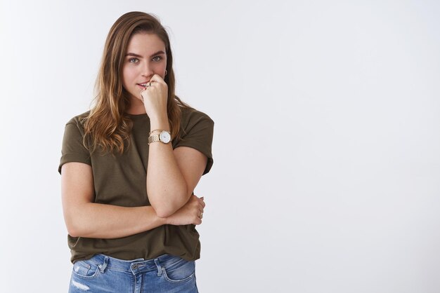 mujer tiene un plan pensando mordiendo el dedo mirando misteriosamente pensativa, mirando algo deseable