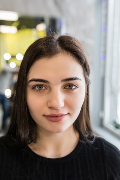 Foto gratuita mujer tierna con cejas añadidas a las cejas