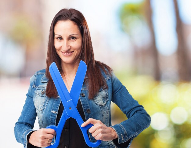 Mujer con las tijeras