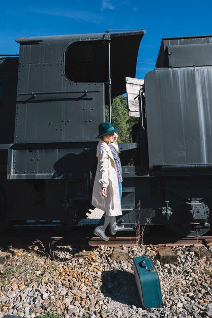 Mujer tirando de la maleta del tren