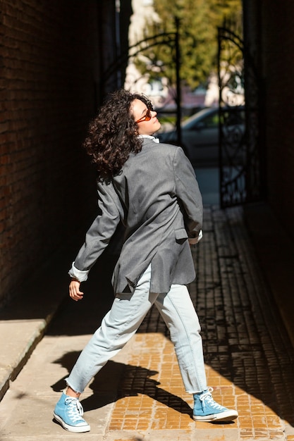 Mujer de tiro completo al aire libre