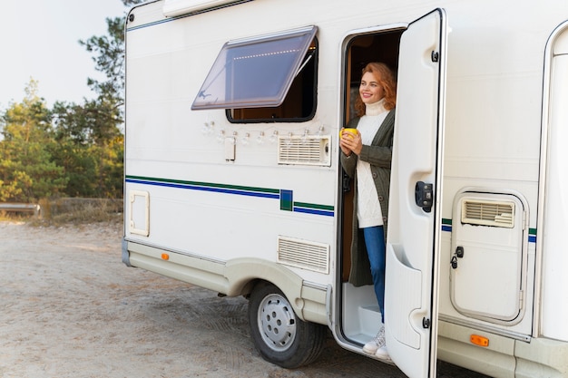 Mujer de tiro completo en autocaravana