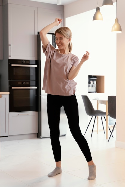 Foto gratuita mujer de tiro completo bailando en casa