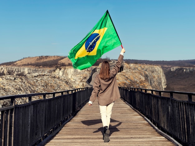 Foto gratuita mujer de tiro completo con bandera brasileña