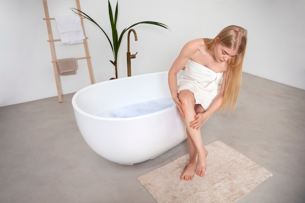 Mujer de tiro completo en el baño.