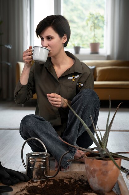 Mujer de tiro completo bebiendo de taza