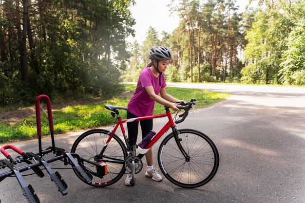 Mujer de tiro completo con bicicleta