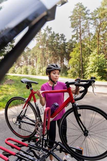 Mujer de tiro completo con bicicleta