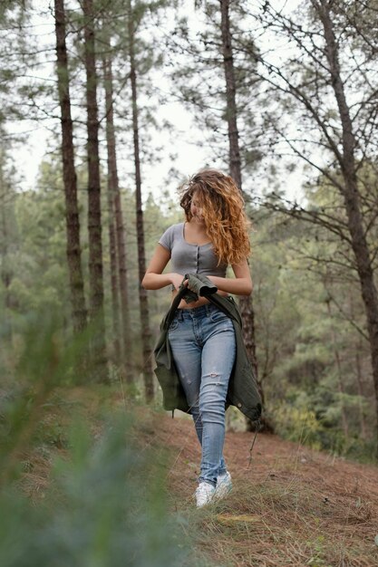 Mujer de tiro completo en el bosque