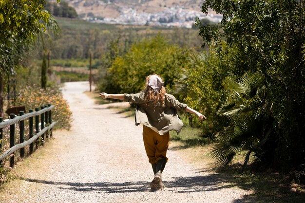 Mujer de tiro completo caminando al aire libre