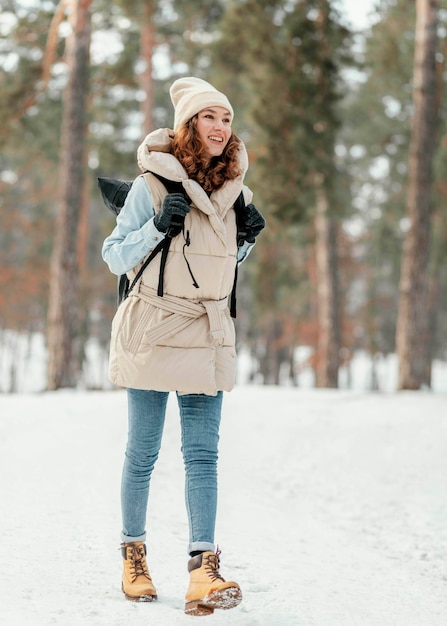 Mujer de tiro completo caminando en el bosque