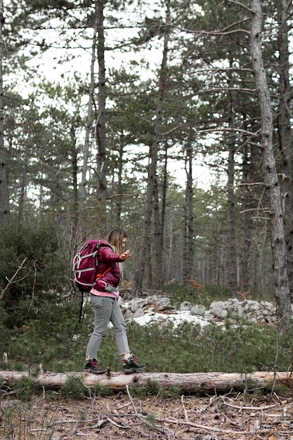 Foto gratuita mujer de tiro completo caminando en el bosque