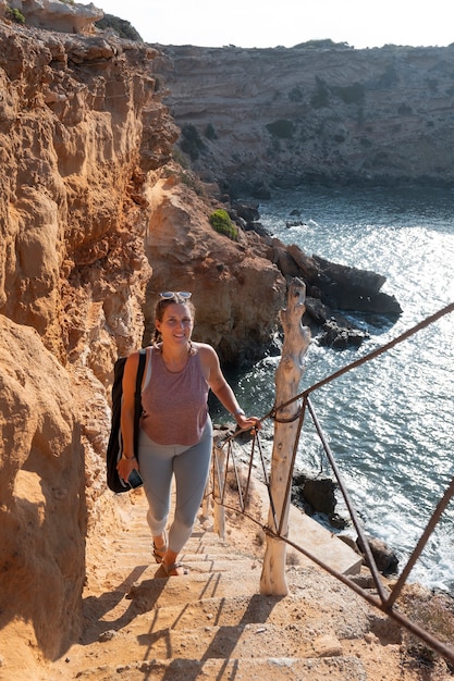 Mujer de tiro completo caminando por las escaleras