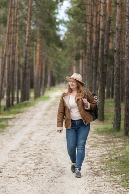 Mujer de tiro completo caminando en la naturaleza