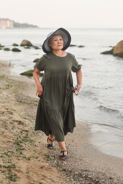 Mujer de tiro completo caminando en la playa