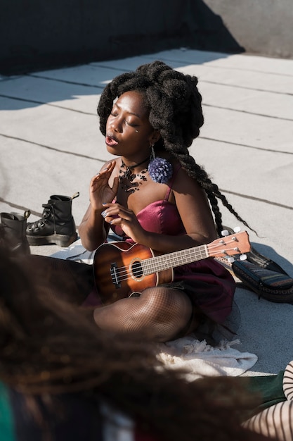 Mujer de tiro completo cantando al aire libre