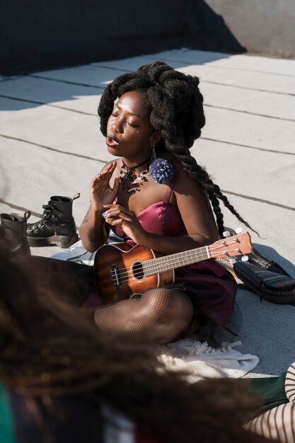 Mujer de tiro completo cantando al aire libre