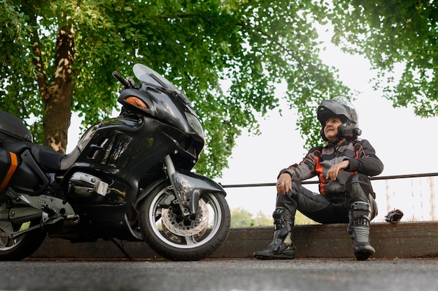 Foto gratuita mujer de tiro completo con casco de seguridad