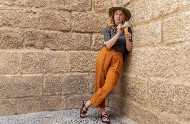 Mujer de tiro completo con cono de helado