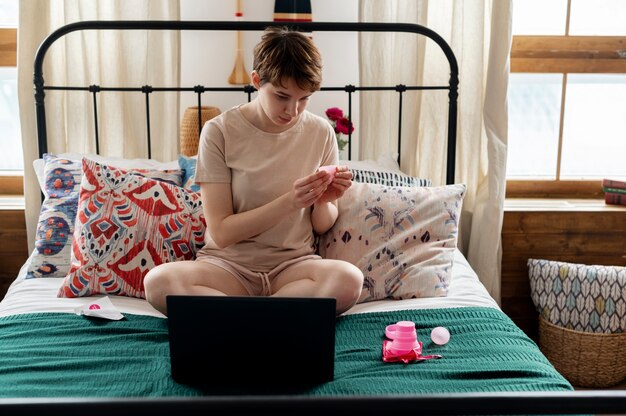 Mujer de tiro completo con copa menstrual rosa