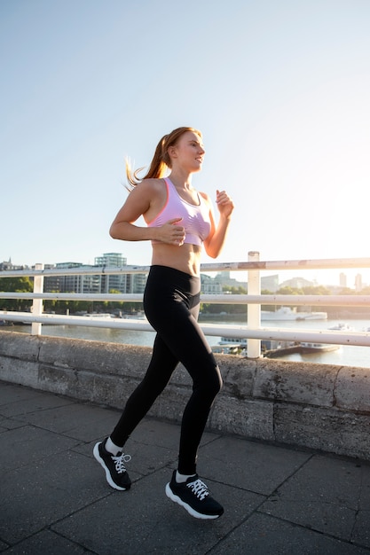 Mujer de tiro completo corriendo afuera