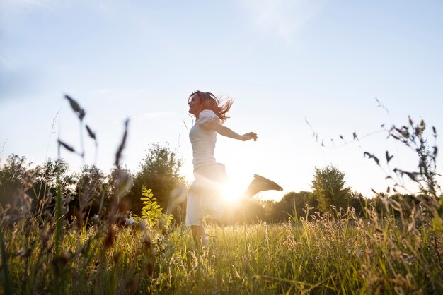 Mujer de tiro completo corriendo al aire libre