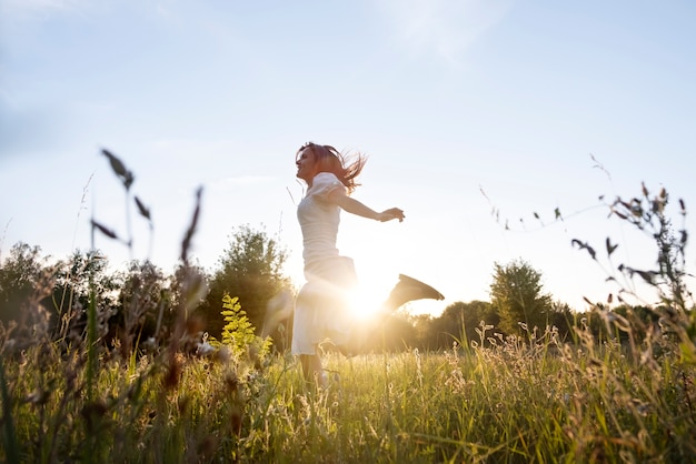 Mujer de tiro completo corriendo al aire libre