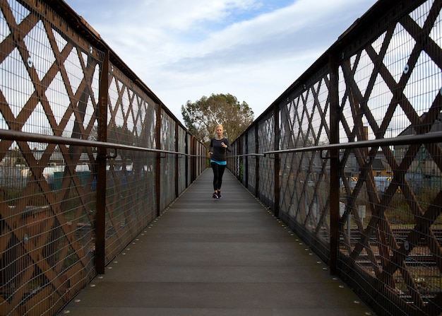 Mujer de tiro completo corriendo al aire libre