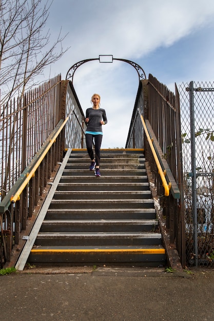 Foto gratuita mujer de tiro completo corriendo al aire libre