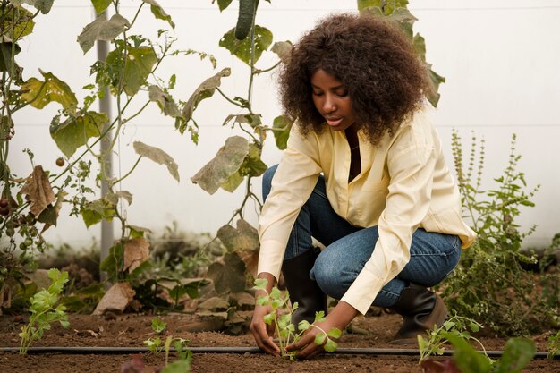 Mujer de tiro completo cuidando plantas