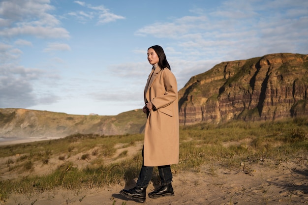 Mujer de tiro completo dando un paseo por la naturaleza