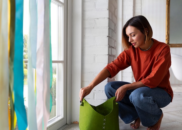 Foto gratuita mujer de tiro completo decorando la puerta de entrada