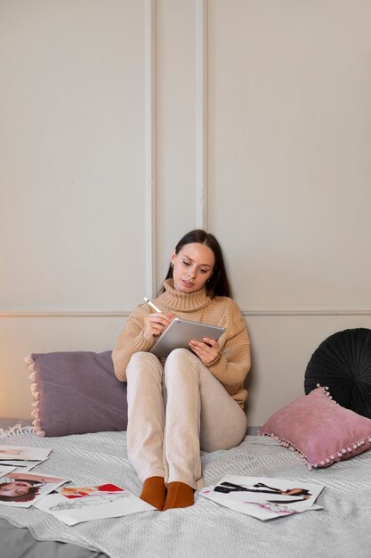 Mujer de tiro completo dibujando en el ipad.