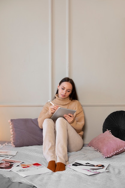 Mujer de tiro completo dibujando en el ipad.