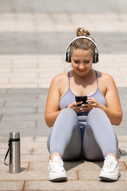 Mujer de tiro completo con dispositivos