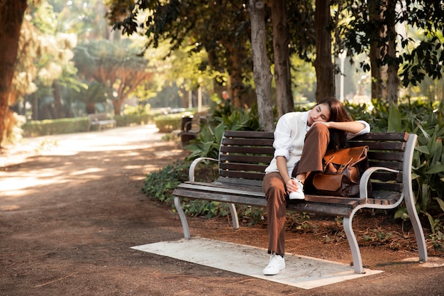 Foto gratuita mujer de tiro completo durmiendo en la naturaleza