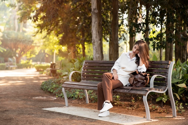 Mujer de tiro completo durmiendo en el parque