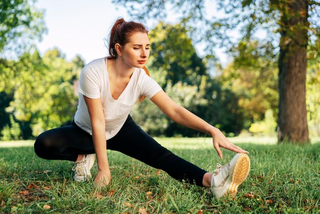 Mujer de tiro completo ejercicio al aire libre