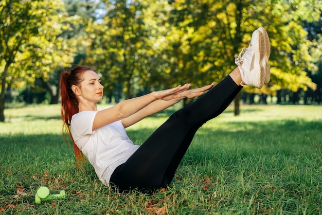 Foto gratuita mujer de tiro completo entrenando al aire libre