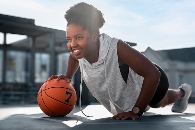 Mujer de tiro completo entrenando para baloncesto.