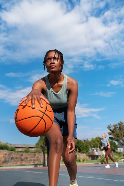 Mujer de tiro completo entrenando para baloncesto.
