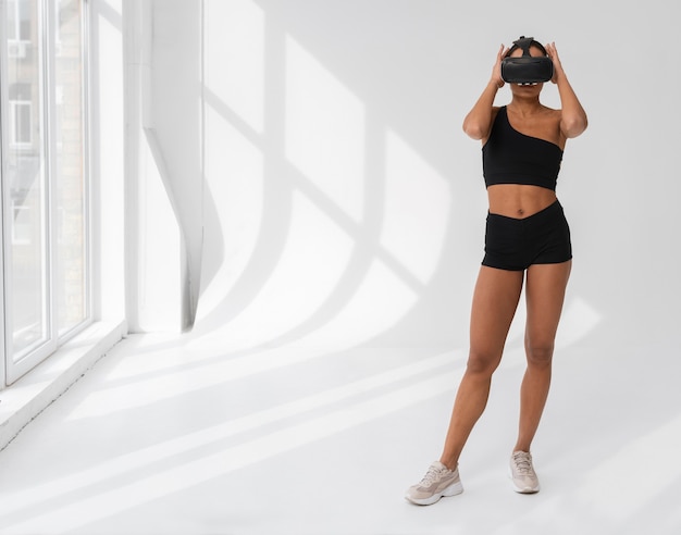 Foto gratuita mujer de tiro completo entrenando con gafas vr puestas