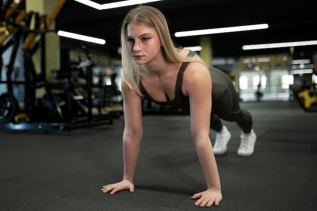 Mujer de tiro completo entrenando en el gimnasio