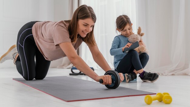 Mujer de tiro completo entrenando en interiores