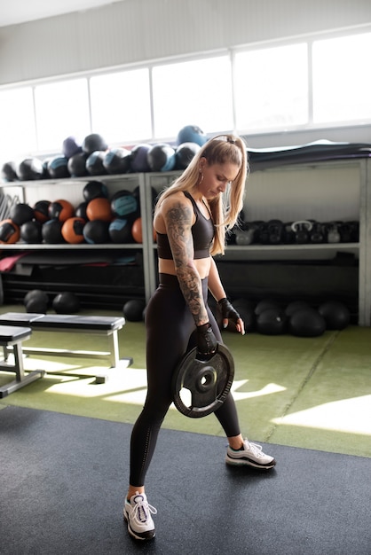 Mujer de tiro completo entrenando con peso